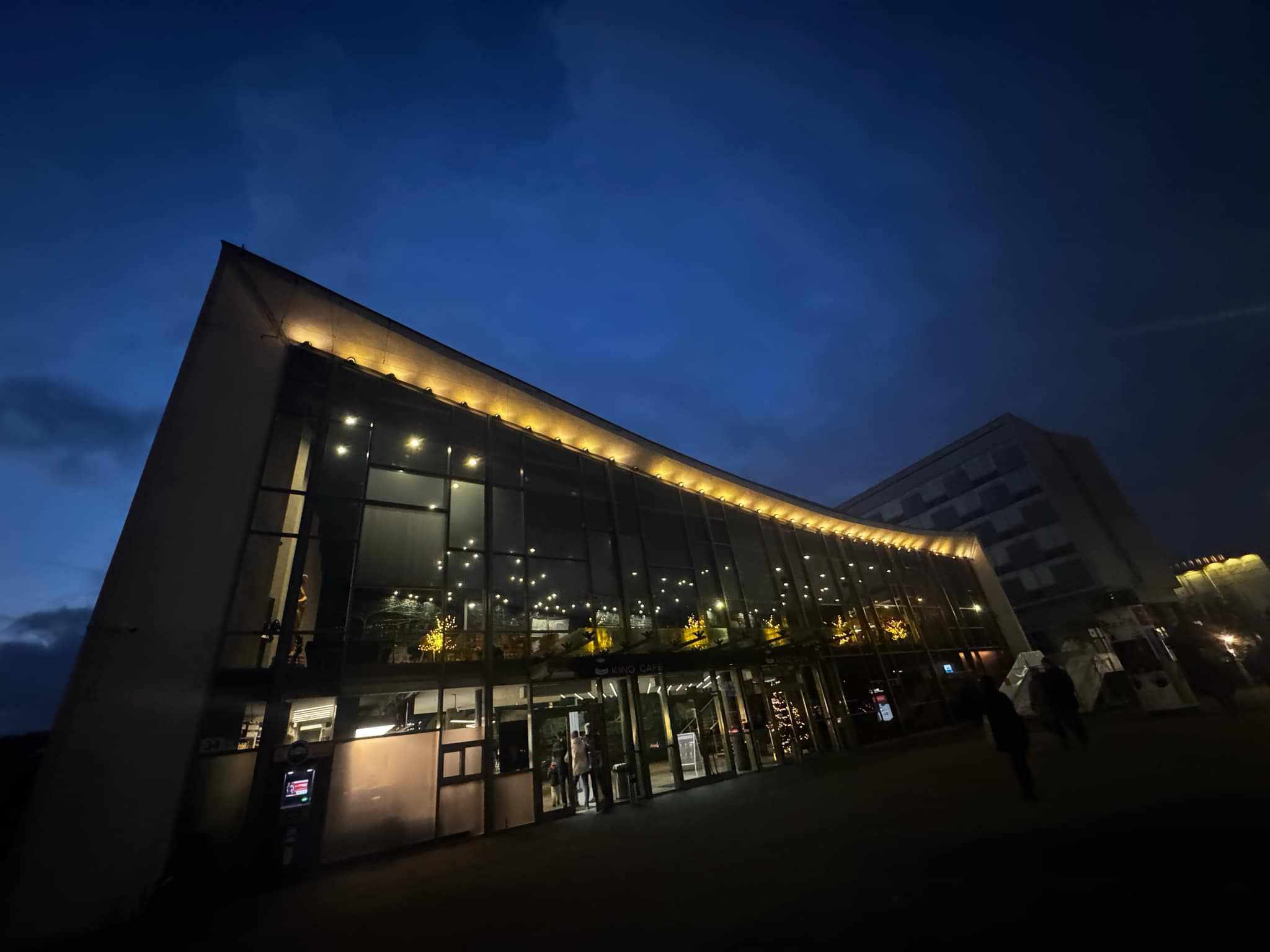 Budynek Kina Kijów nocą